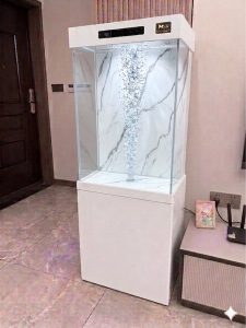 BỂ CÁ KÍNH SIÊU TRONG TÀU DÁNG ĐỨNG ỐP ĐÁ HỆ THỐNG BẢNG ĐIỆN TỬ