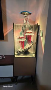 BỂ CÁ KÍNH SIÊU TRONG TÀU DÁNG ĐỨNG ỐP ĐÁ SỦI ĐÁY